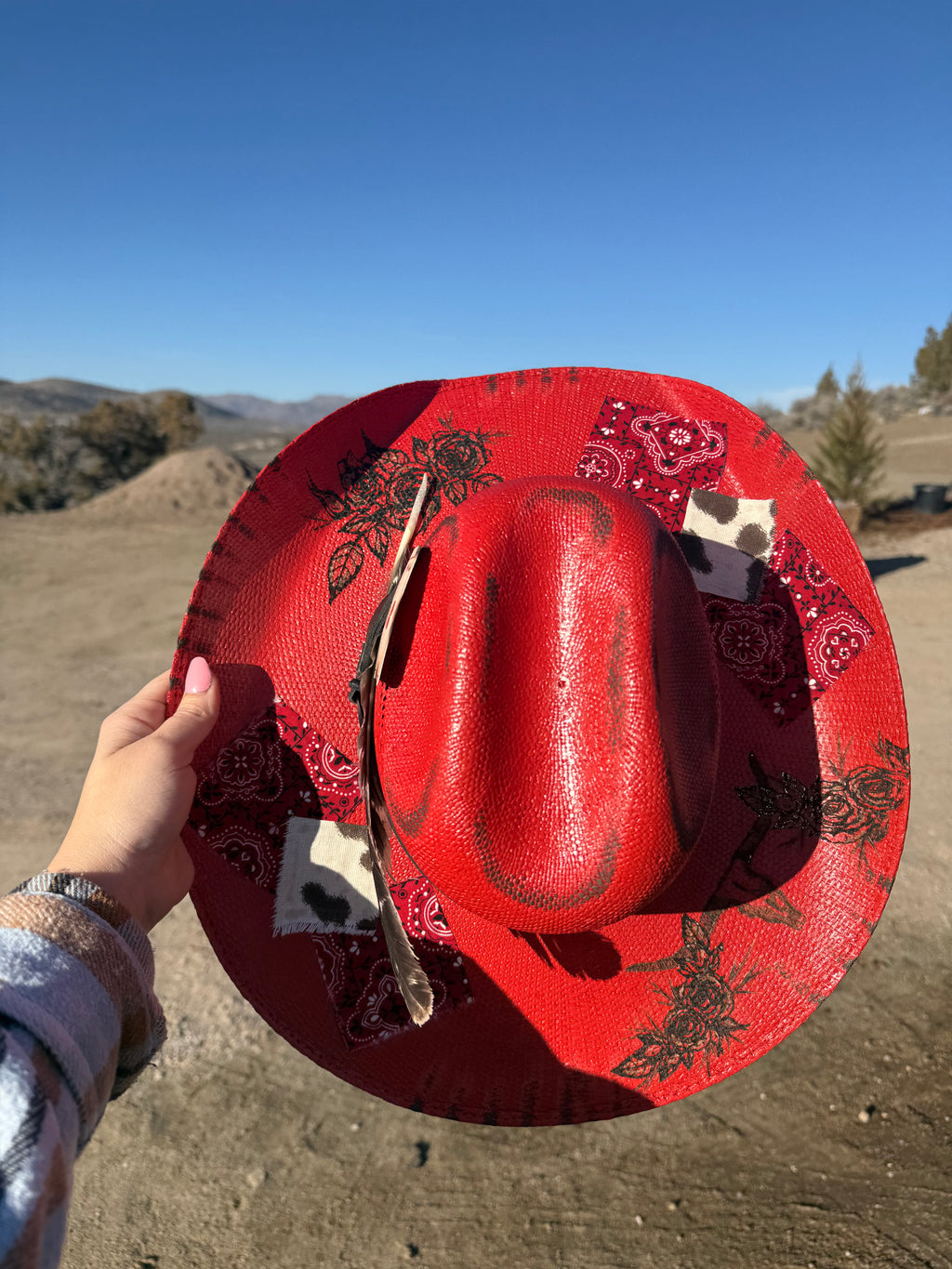 RED STRAW HAT
