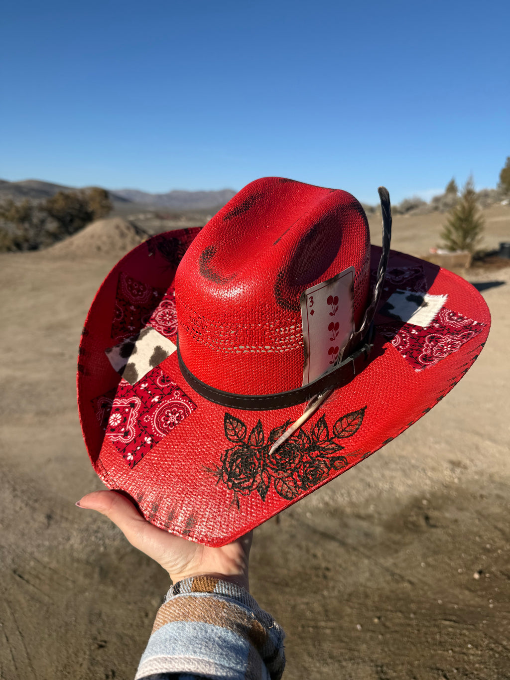 RED STRAW HAT