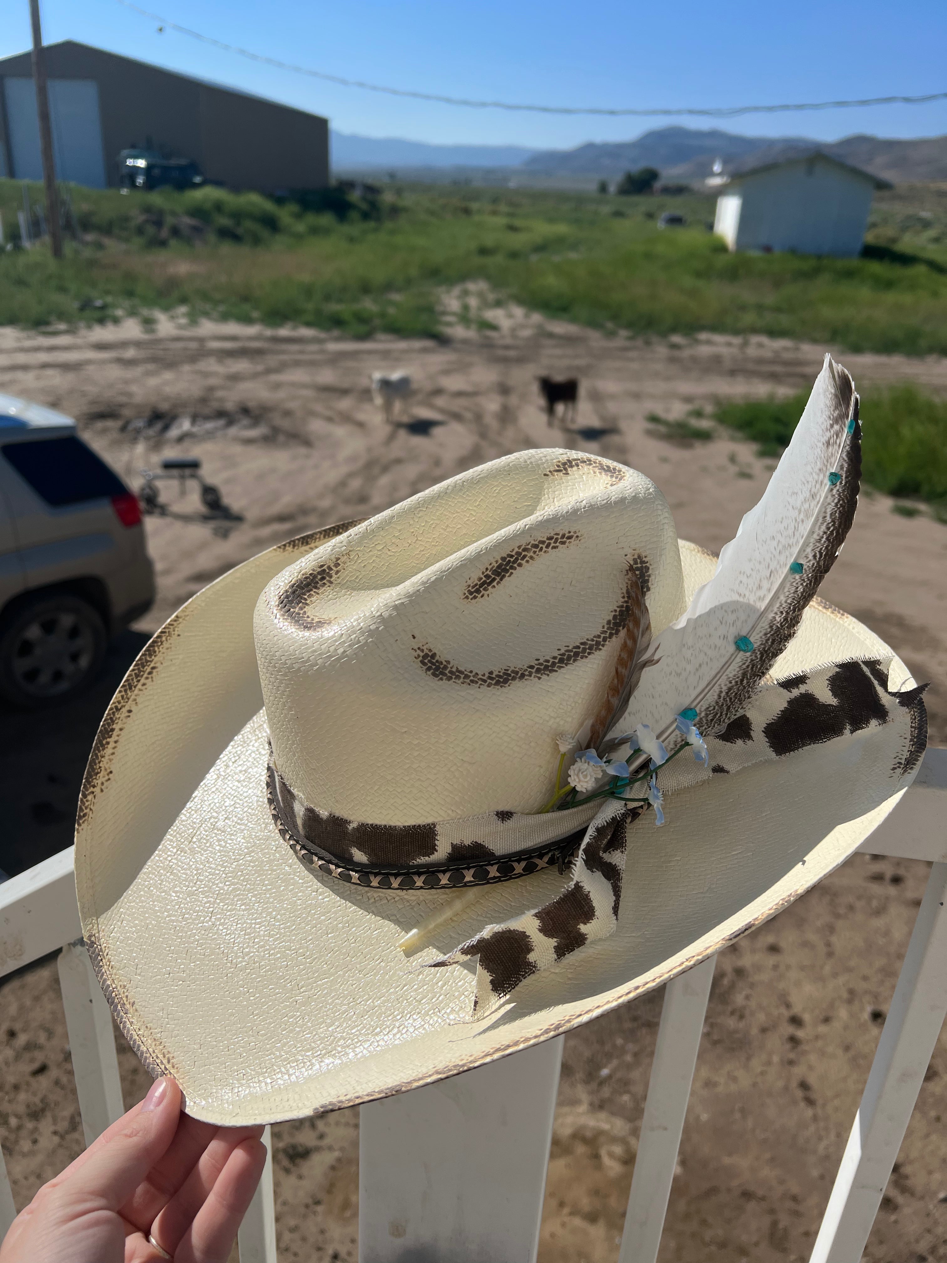 SKULL AND HORSE SHOES-STRAW