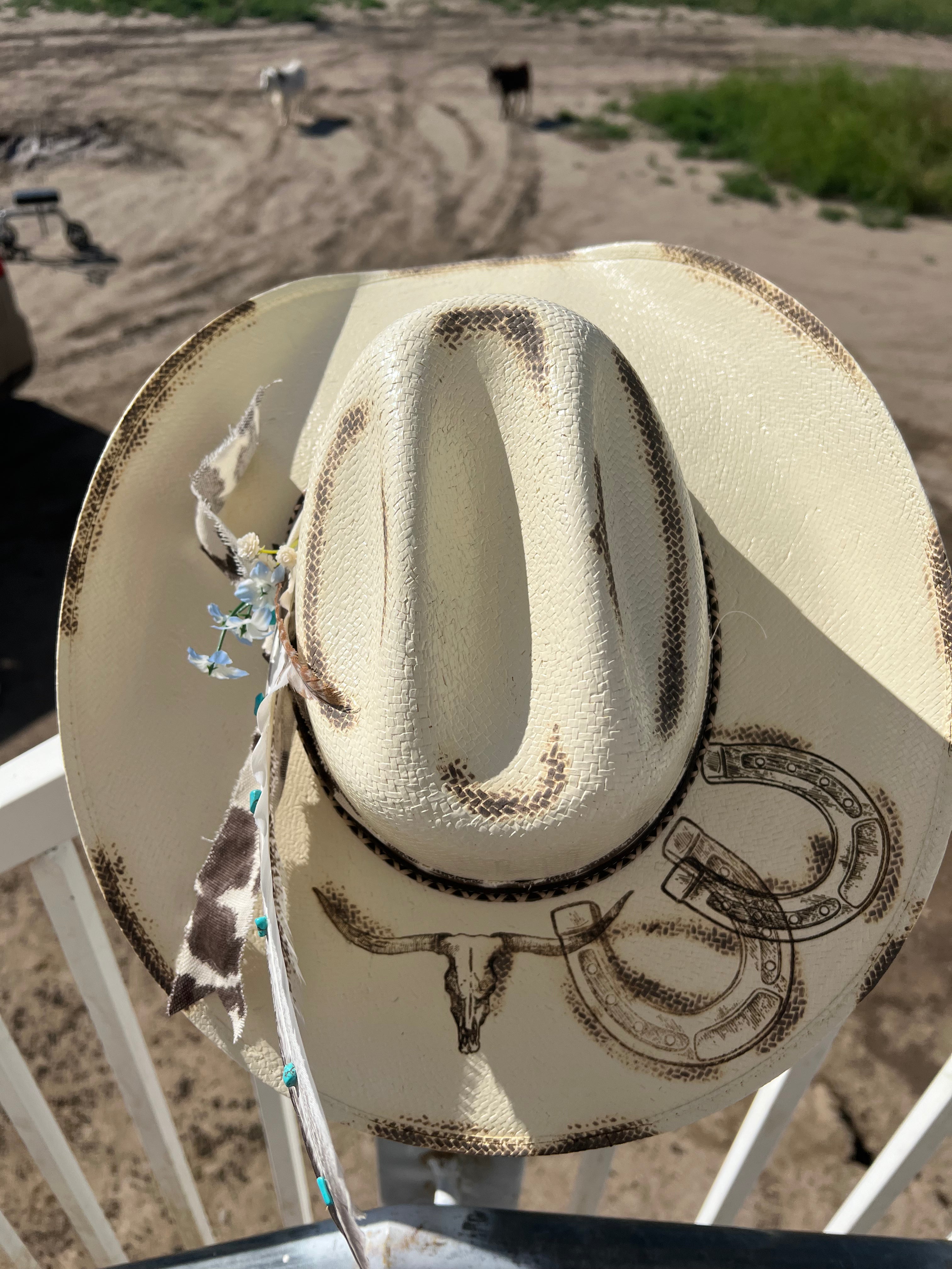 SKULL AND HORSE SHOES-STRAW
