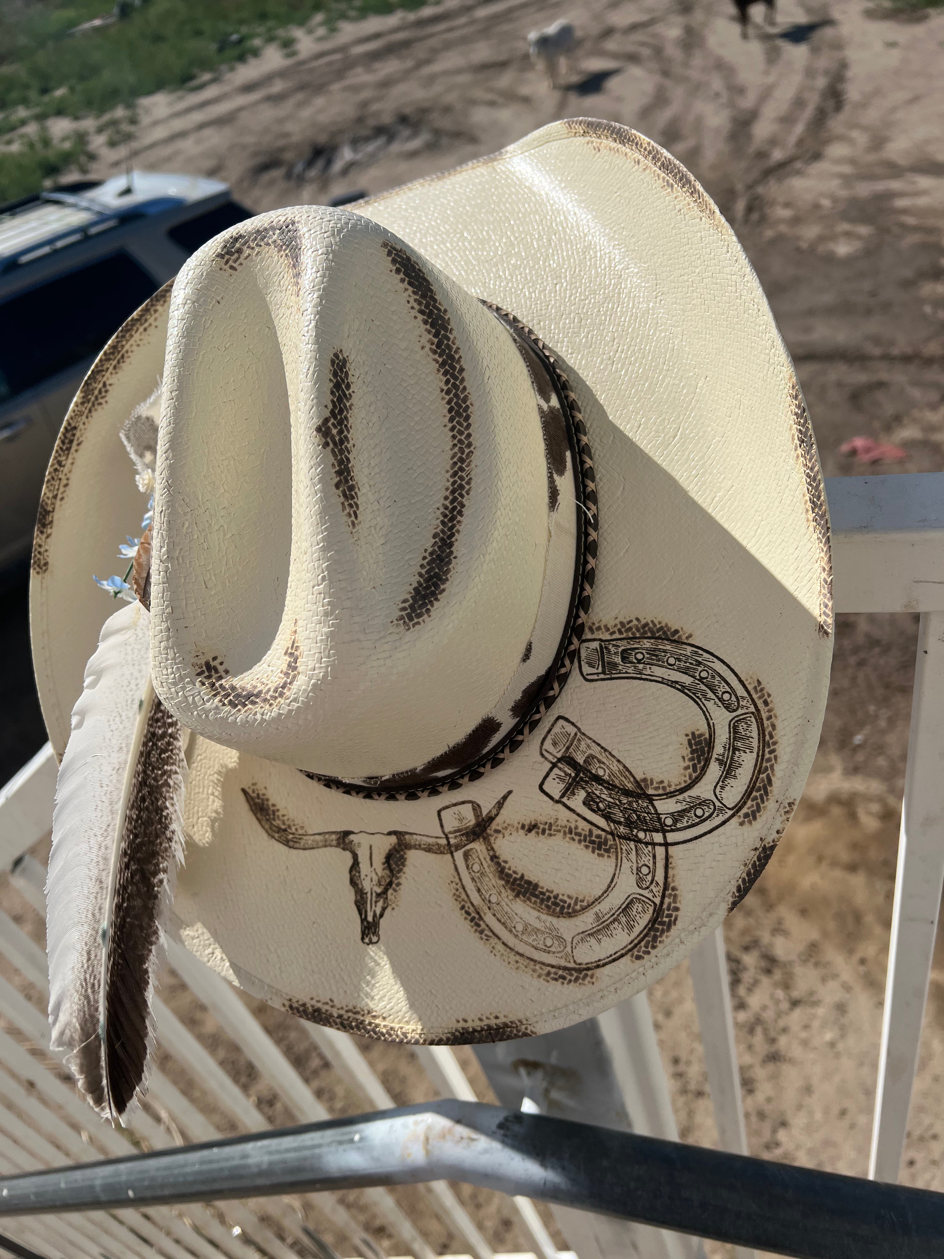 SKULL AND HORSE SHOES-STRAW